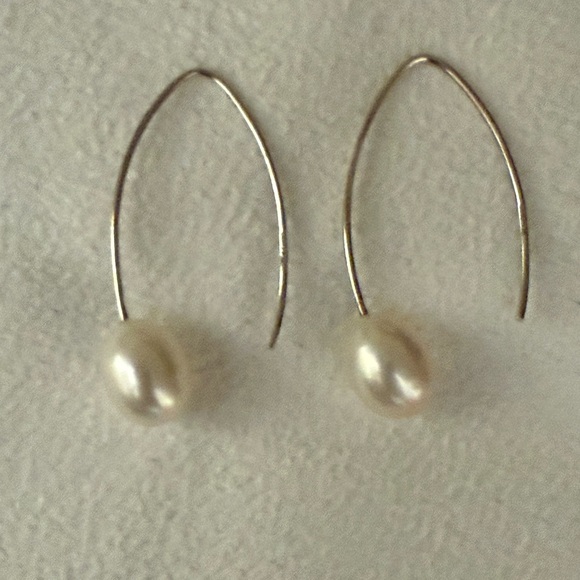 Elegant fresh water Pearl silver earring . White color. 10mm - Picture 2 of 8